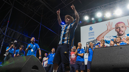 Miles de deportivistas, con Juan Carlos Escotet a la cabeza, disfrutaron antes y celebraron después con la plantilla en una noche para la historia