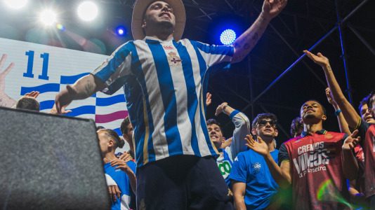 Miles de deportivistas, con Juan Carlos Escotet a la cabeza, disfrutaron antes y celebraron después con la plantilla en una noche para la historia