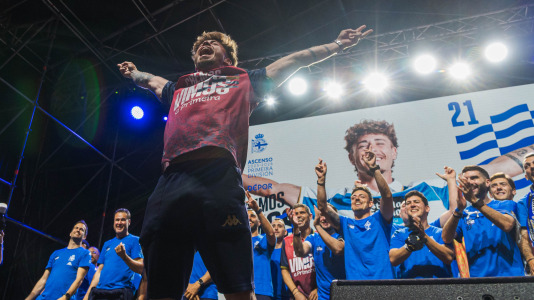 Miles de deportivistas, con Juan Carlos Escotet a la cabeza, disfrutaron antes y celebraron después con la plantilla en una noche para la historia