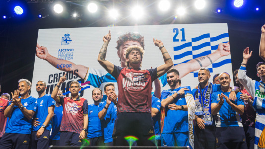 Miles de deportivistas, con Juan Carlos Escotet a la cabeza, disfrutaron antes y celebraron después con la plantilla en una noche para la historia