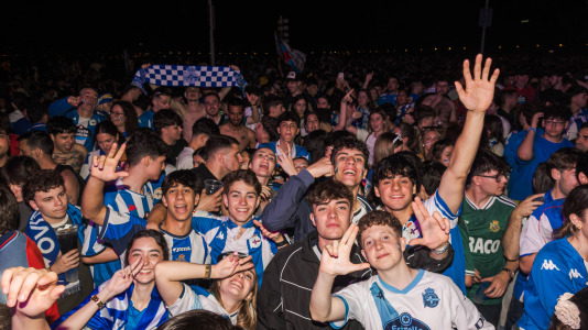 Miles de deportivistas, con Juan Carlos Escotet a la cabeza, disfrutaron antes y celebraron después con la plantilla en una noche para la historia