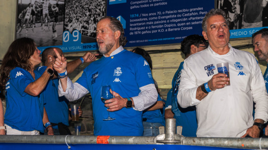 Miles de deportivistas, con Juan Carlos Escotet a la cabeza, disfrutaron antes y celebraron después con la plantilla en una noche para la historia