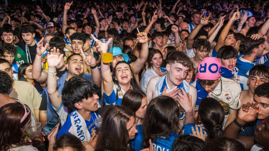 Miles de deportivistas, con Juan Carlos Escotet a la cabeza, disfrutaron antes y celebraron después con la plantilla en una noche para la historia