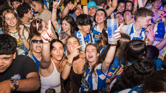 Miles de deportivistas, con Juan Carlos Escotet a la cabeza, disfrutaron antes y celebraron después con la plantilla en una noche para la historia