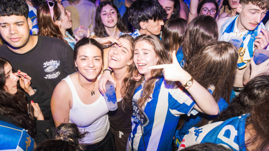 Miles de deportivistas, con Juan Carlos Escotet a la cabeza, disfrutaron antes y celebraron después con la plantilla en una noche para la historia