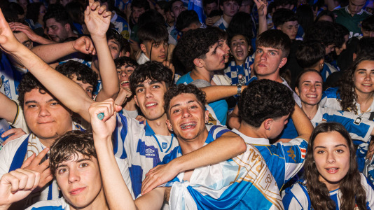 Miles de deportivistas, con Juan Carlos Escotet a la cabeza, disfrutaron antes y celebraron después con la plantilla en una noche para la historia