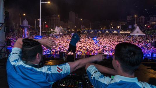 Miles de deportivistas, con Juan Carlos Escotet a la cabeza, disfrutaron antes y celebraron después con la plantilla en una noche para la historia