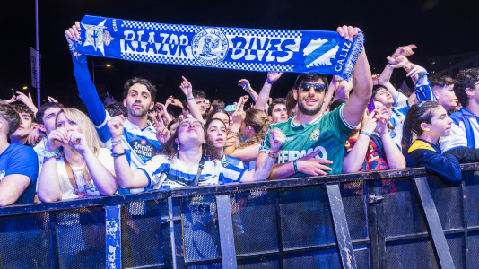 Miles de deportivistas, con Juan Carlos Escotet a la cabeza, disfrutaron antes y celebraron después con la plantilla en una noche para la historia