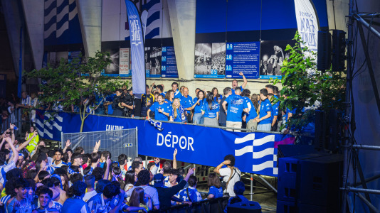 Miles de deportivistas, con Juan Carlos Escotet a la cabeza, disfrutaron antes y celebraron después con la plantilla en una noche para la historia
