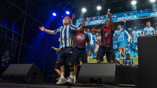 Miles de deportivistas, con Juan Carlos Escotet a la cabeza, disfrutaron antes y celebraron después con la plantilla en una noche para la historia