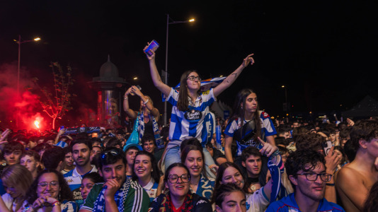 Miles de deportivistas, con Juan Carlos Escotet a la cabeza, disfrutaron antes y celebraron después con la plantilla en una noche para la historia