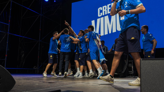 Miles de deportivistas, con Juan Carlos Escotet a la cabeza, disfrutaron antes y celebraron después con la plantilla en una noche para la historia