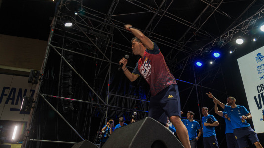 Miles de deportivistas, con Juan Carlos Escotet a la cabeza, disfrutaron antes y celebraron después con la plantilla en una noche para la historia
