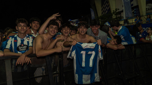 Miles de deportivistas, con Juan Carlos Escotet a la cabeza, disfrutaron antes y celebraron después con la plantilla en una noche para la historia
