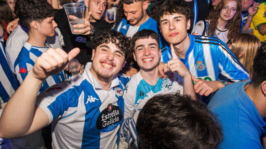 Miles de deportivistas, con Juan Carlos Escotet a la cabeza, disfrutaron antes y celebraron después con la plantilla en una noche para la historia