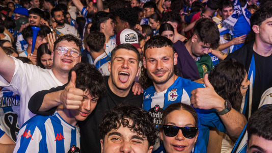 Miles de deportivistas, con Juan Carlos Escotet a la cabeza, disfrutaron antes y celebraron después con la plantilla en una noche para la historia