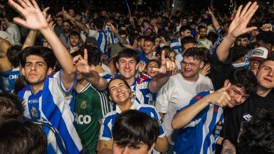 Miles de deportivistas, con Juan Carlos Escotet a la cabeza, disfrutaron antes y celebraron después con la plantilla en una noche para la historia