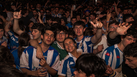 Miles de deportivistas, con Juan Carlos Escotet a la cabeza, disfrutaron antes y celebraron después con la plantilla en una noche para la historia