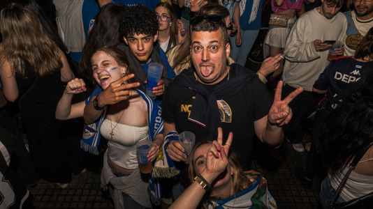 Miles de deportivistas, con Juan Carlos Escotet a la cabeza, disfrutaron antes y celebraron después con la plantilla en una noche para la historia