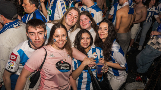 Miles de deportivistas, con Juan Carlos Escotet a la cabeza, disfrutaron antes y celebraron después con la plantilla en una noche para la historia
