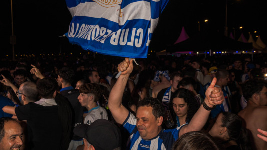Miles de deportivistas, con Juan Carlos Escotet a la cabeza, disfrutaron antes y celebraron después con la plantilla en una noche para la historia