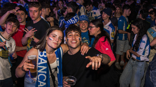 Miles de deportivistas, con Juan Carlos Escotet a la cabeza, disfrutaron antes y celebraron después con la plantilla en una noche para la historia