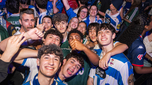 Miles de deportivistas, con Juan Carlos Escotet a la cabeza, disfrutaron antes y celebraron después con la plantilla en una noche para la historia
