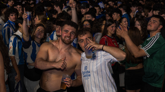 Miles de deportivistas, con Juan Carlos Escotet a la cabeza, disfrutaron antes y celebraron después con la plantilla en una noche para la historia