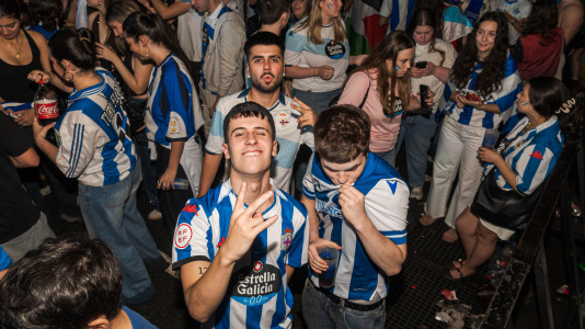 Miles de deportivistas, con Juan Carlos Escotet a la cabeza, disfrutaron antes y celebraron después con la plantilla en una noche para la historia