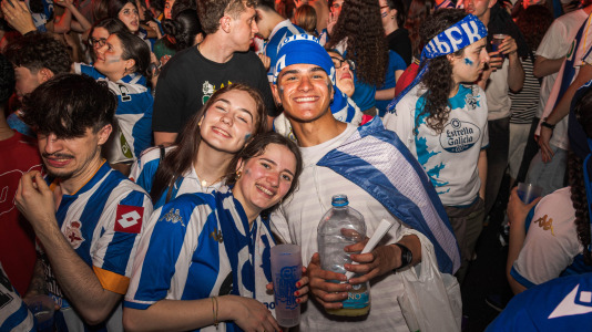Miles de deportivistas, con Juan Carlos Escotet a la cabeza, disfrutaron antes y celebraron después con la plantilla en una noche para la historia
