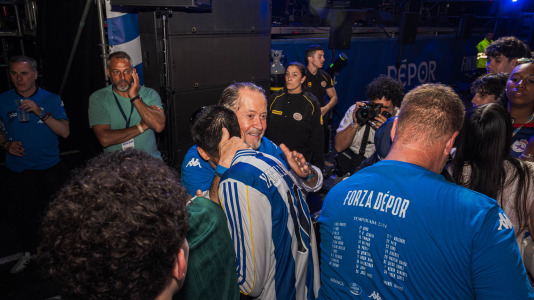 Miles de deportivistas, con Juan Carlos Escotet a la cabeza, disfrutaron antes y celebraron después con la plantilla en una noche para la historia