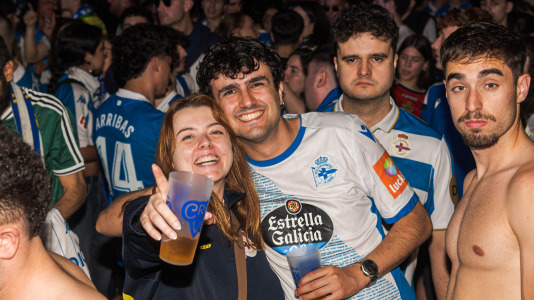 Miles de deportivistas, con Juan Carlos Escotet a la cabeza, disfrutaron antes y celebraron después con la plantilla en una noche para la historia