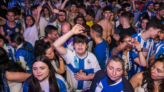Miles de deportivistas, con Juan Carlos Escotet a la cabeza, disfrutaron antes y celebraron después con la plantilla en una noche para la historia