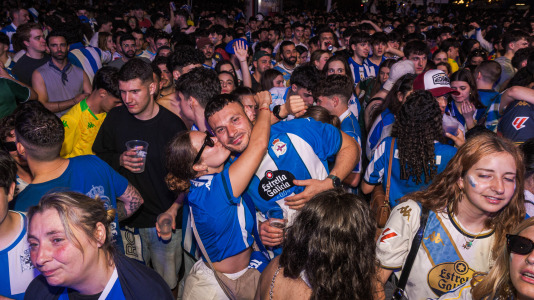 Miles de deportivistas, con Juan Carlos Escotet a la cabeza, disfrutaron antes y celebraron después con la plantilla en una noche para la historia
