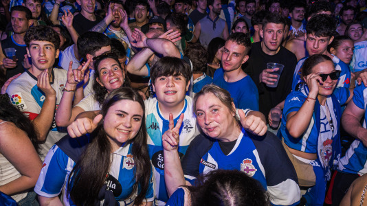 Miles de deportivistas, con Juan Carlos Escotet a la cabeza, disfrutaron antes y celebraron después con la plantilla en una noche para la historia