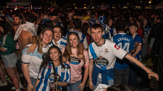 Miles de deportivistas, con Juan Carlos Escotet a la cabeza, disfrutaron antes y celebraron después con la plantilla en una noche para la historia