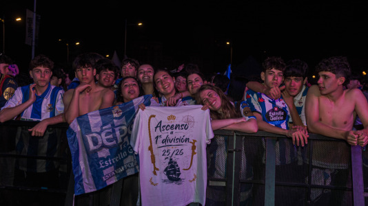 Miles de deportivistas, con Juan Carlos Escotet a la cabeza, disfrutaron antes y celebraron después con la plantilla en una noche para la historia