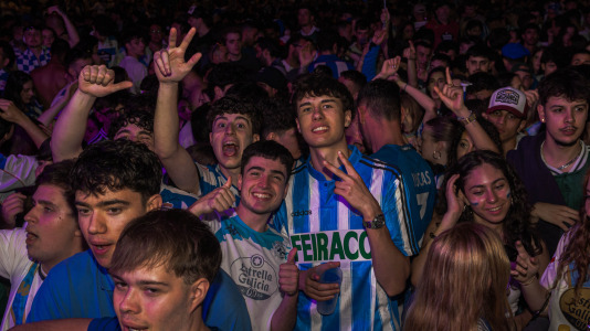 Miles de deportivistas, con Juan Carlos Escotet a la cabeza, disfrutaron antes y celebraron después con la plantilla en una noche para la historia