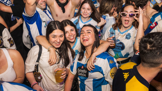 Miles de deportivistas, con Juan Carlos Escotet a la cabeza, disfrutaron antes y celebraron después con la plantilla en una noche para la historia