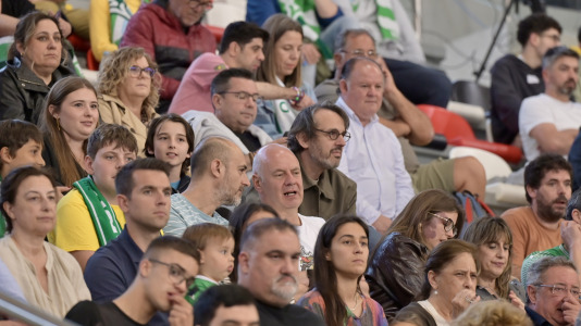 Los verdiblancos ganaron por 4-1 y pusieron el primer punto de la eliminatoria en el Palacio de los Deportes de Riazor