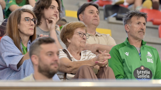Los verdiblancos ganaron por 4-1 y pusieron el primer punto de la eliminatoria en el Palacio de los Deportes de Riazor