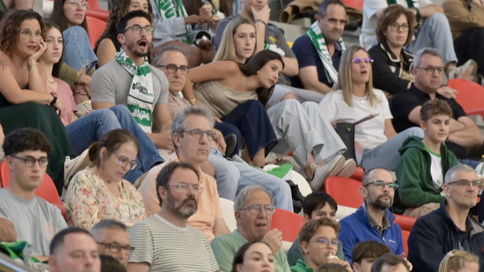 Los verdiblancos ganaron por 4-1 y pusieron el primer punto de la eliminatoria en el Palacio de los Deportes de Riazor