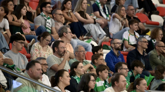 Los verdiblancos ganaron por 4-1 y pusieron el primer punto de la eliminatoria en el Palacio de los Deportes de Riazor