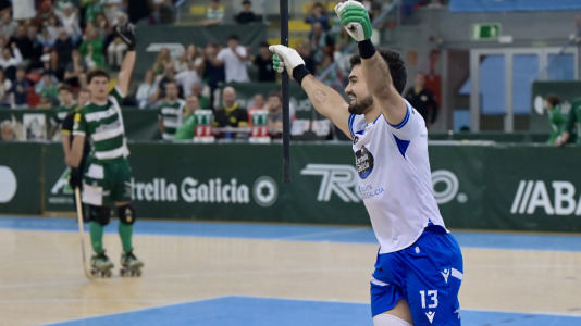 Los verdiblancos ganaron por 4-1 y pusieron el primer punto de la eliminatoria en el Palacio de los Deportes de Riazor