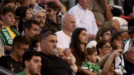 Los verdiblancos ganaron por 4-1 y pusieron el primer punto de la eliminatoria en el Palacio de los Deportes de Riazor