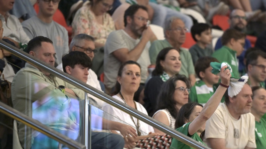 Los verdiblancos ganaron por 4-1 y pusieron el primer punto de la eliminatoria en el Palacio de los Deportes de Riazor