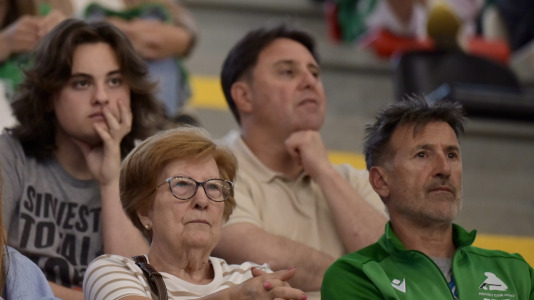 Los verdiblancos ganaron por 4-1 y pusieron el primer punto de la eliminatoria en el Palacio de los Deportes de Riazor
