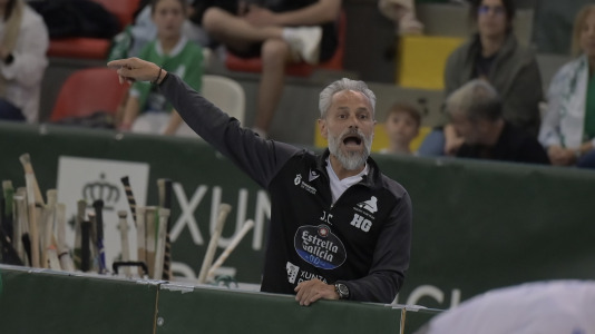 Los verdiblancos ganaron por 4-1 y pusieron el primer punto de la eliminatoria en el Palacio de los Deportes de Riazor