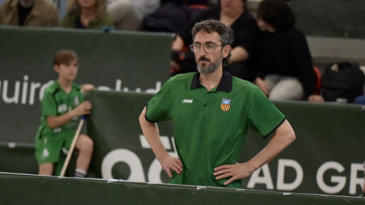 Los verdiblancos ganaron por 4-1 y pusieron el primer punto de la eliminatoria en el Palacio de los Deportes de Riazor