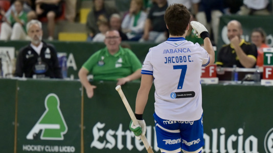 Los verdiblancos ganaron por 4-1 y pusieron el primer punto de la eliminatoria en el Palacio de los Deportes de Riazor